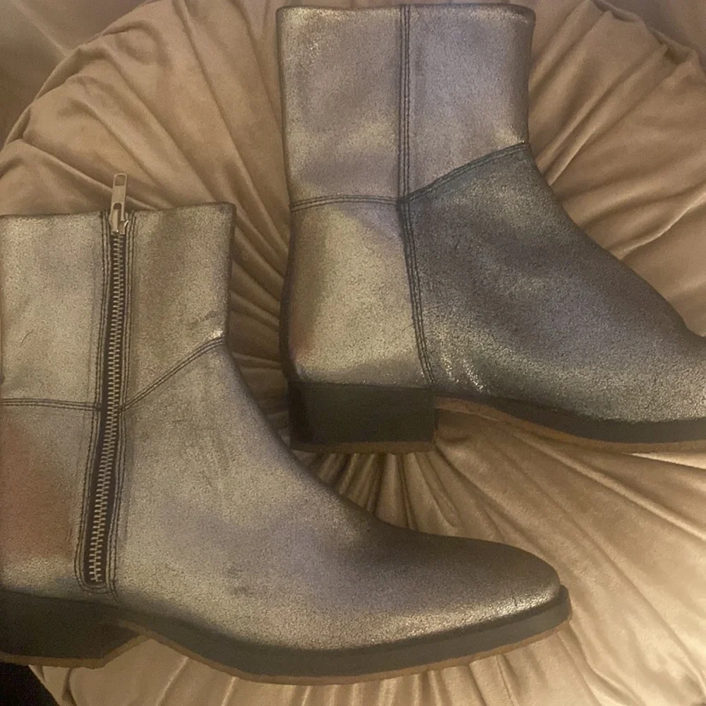 FREE PEOPLE Luna Womens Leather Ankle Zipper Boots metallic size 8 Silver ๐ New - Picture 2 of 10
